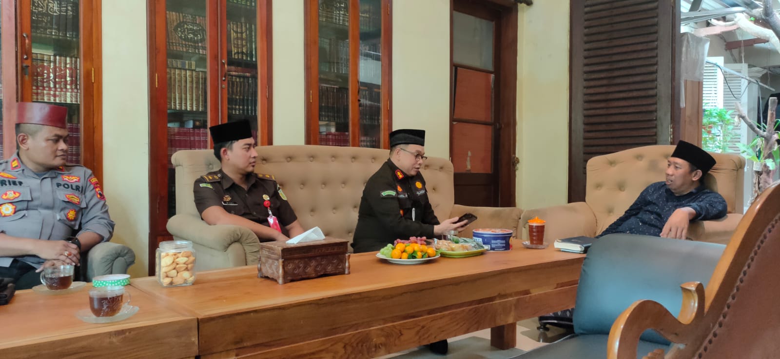 KUNJUNGAN KEPALA KEJAKSAAN NEGERI REMBANG KE PENGASUH PONDOK PESANTREN AN-NUR, GUS QOYYUM