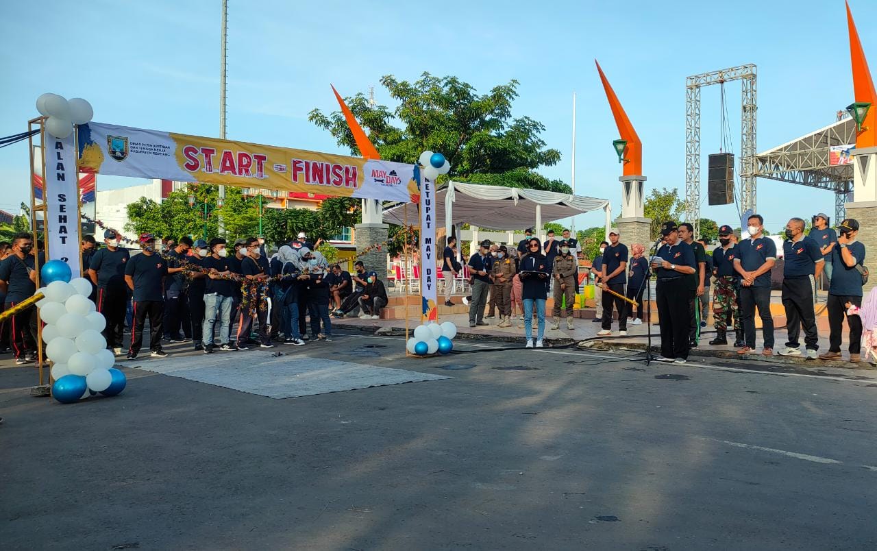 KEGIATAN JALAN SEHAT DALAM RANGKA MEMPERINGATI HARI BURUH INTERNASIONAL TAHUN 2022 DI KABUPATEN REMBANG