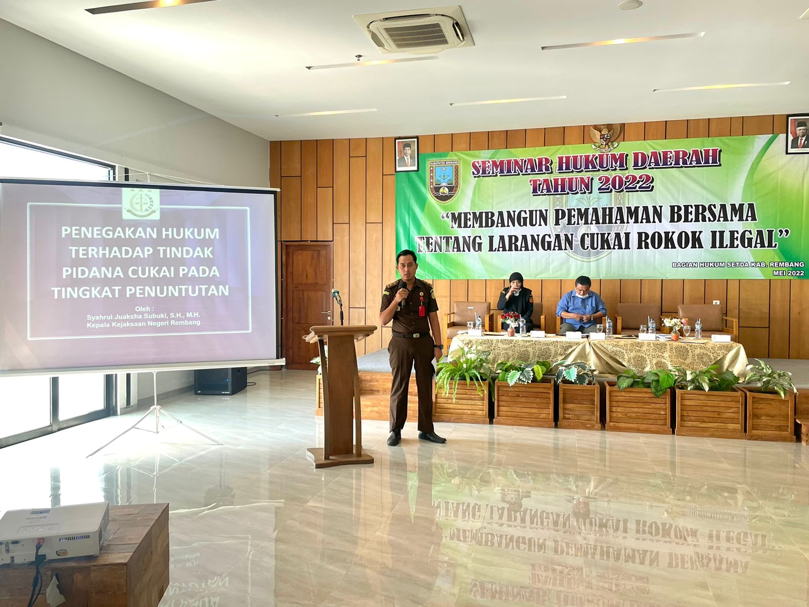 KASI PIDSUS KEJARI REMBANG MENJADI NARASUMBER DALAM KEGIATAN SEMINAR HUKUM DAERAH DI BIDANG CUKAI