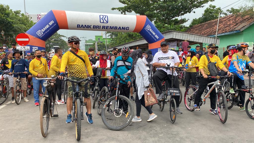 SEPEDA SANTAI DALAM RANGKA HUT BHAYANGKARA ke 76