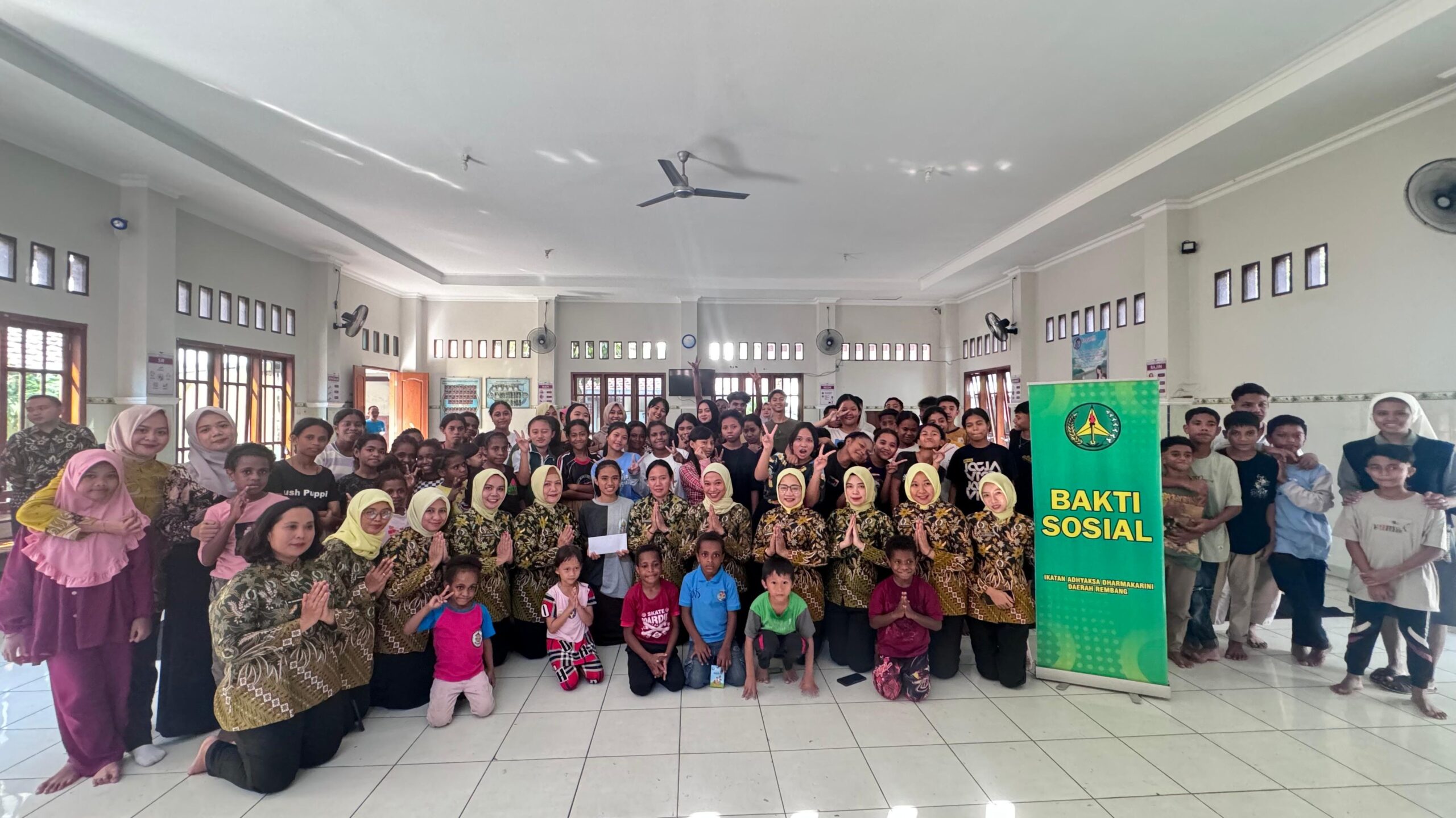 Kejari Rembang dan IAD Daerah Rembang Melaksanakan Giat Bakti Sosial Dengan Memberikan Santunan dan Motivasi
